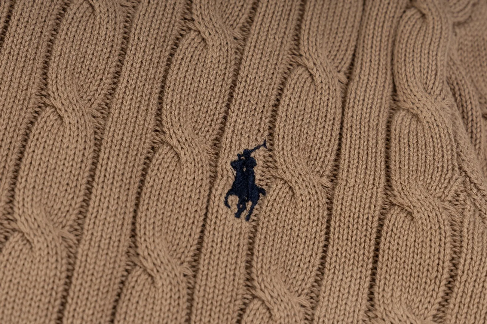 P236 #R84 RALPH LAUREN Six-color classic hooded twist pullover sweater with high-density LOGO embroidery on the chest and original custom-made tag accessories. Made of pure cotton yarn, pure cotton is skin-friendly and comfortable, small label war horse embroidered twist hooded sweater 🐎 high quality, follow the blogger to learn how to wear it! Let’s buy a Ralph Lauren cable sweater. It’s a super hard-to-find series after it became popular. It’s hard to find one on the official website. It’s simple and practical to wear, with a lazy and loose feel. The thickened fabric has more texture, feels soft and delicate, and has a loose fit. Whether worn alone or layered, you can wear different styles of fashion with just one piece!   Size: S M L
